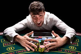 Pengguna menikmati hiburan pokerbo melalui perangkat mobile