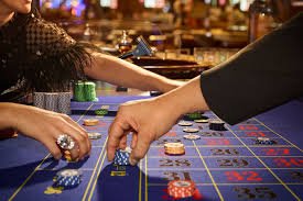 Pengguna bermain pokerbo versi mobile di perangkat Android dengan lancar